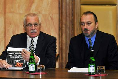Prezident Václav Klaus (vlevo) se svým tajemníkem Ladislavem Jaklem v jednací síni Ústavního soudu v Brn, který 25. listopadu projednával soulad Lisabonské smlouvy s eským ústavním poádkem. 